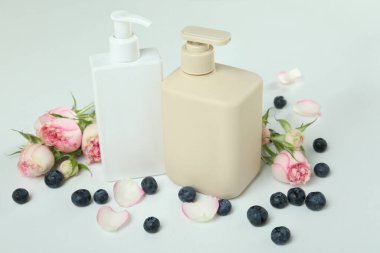 Doğal duş jeli ve beyaz arka plandaki malzemeler.