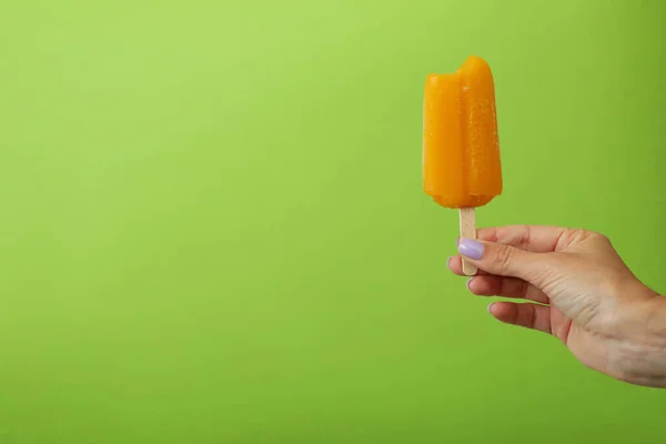 Mano Femenina Sostiene Barra Helado Sobre Fondo Verde — Foto de Stock