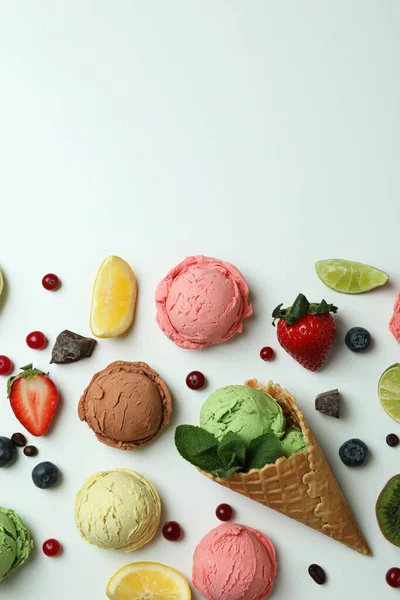 Παγωτό Φρούτων Και Συστατικά Λευκό Φόντο Χώρος Για Κείμενο — Φωτογραφία Αρχείου
