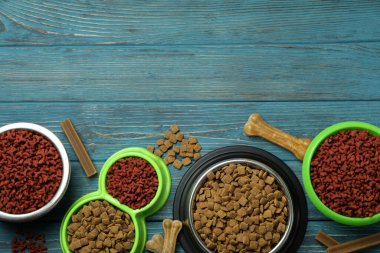 Ahşap arka planda evcil hayvan beslemesi olan kaseler