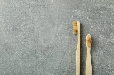 Gri arka planda çevre dostu ahşap diş fırçaları