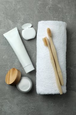 Gri dokulu arka planda sözlü bakım aksesuarları