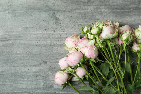 Gri desenli arka planda güzel gül çiçekleri