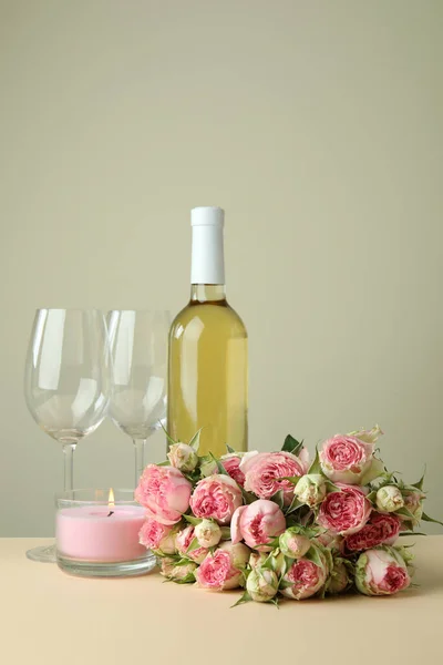 Romantyczna Koncepcja Różami Winem Świecą Beżowym Stole — Zdjęcie stockowe