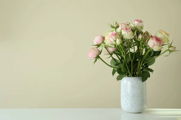 Vaso Com Buquê Rosas Mesa Branca — Fotografia de Stock