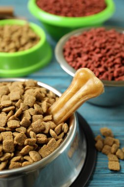 Ahşap arka planda evcil hayvan beslemesi olan kaseler