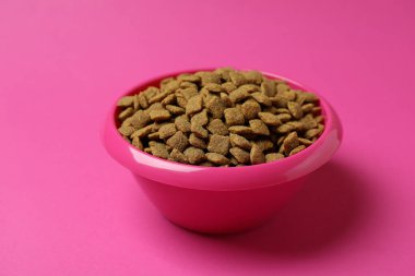 Pembe arka planda beslemeli evcil hayvan kasesi