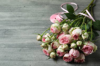 Gri desenli arka planda güzel gül çiçekleri