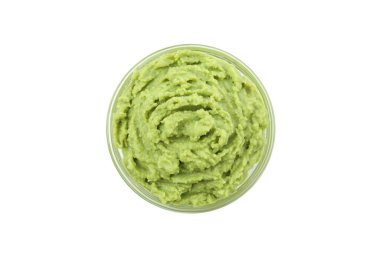 Beyaz arkaplanda yalıtılmış wasabi 'li kase