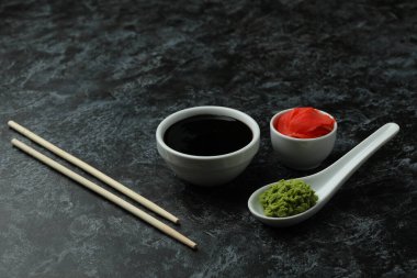 Siyah dumanlı arka planda suşi yeme kavramı