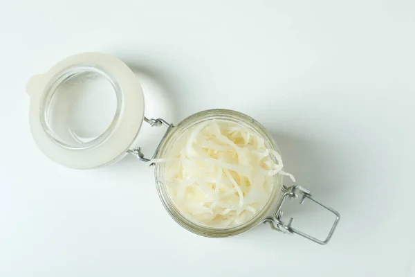 Botol Kaca Sauerkraut Dengan Latar Belakang Putih — Stok Foto