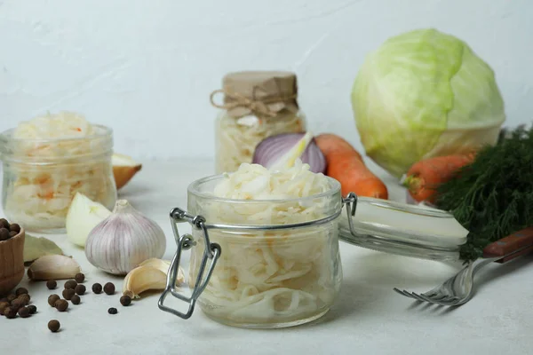 Verse Zuurkool Ingrediënten Witte Getextureerde Tafel — Stockfoto