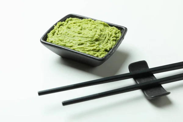 Eetstokjes Wasabi Saus Witte Achtergrond — Stockfoto