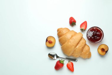 Beyaz arka planda kruvasan ile lezzetli kahvaltı kavramı