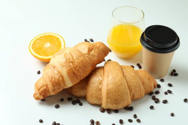 Beyaz arka planda ay çöreği olan lezzetli kahvaltı kavramı