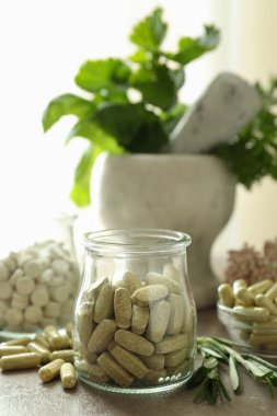 Bitkisel ilaç hapları kavramı, yakın plan.