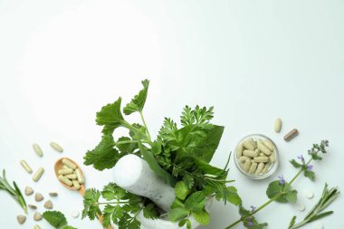 Beyaz arka planda bitkisel ilaç hapları kavramı, metin için boşluk