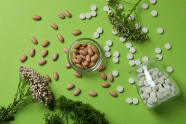 Yeşil arka planda bitkisel ilaç kavramı, üst görünüm
