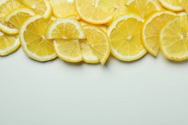 Beyaz arkaplanda olgun limon dilimleri, metin için boşluk