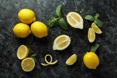 Siyah dumanlı arka planda olgun limonlar, üst görünüm