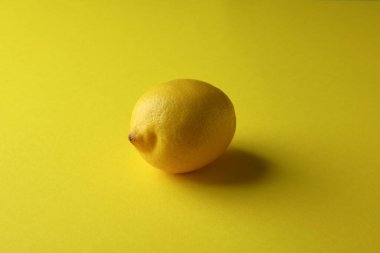 Sarı arka planda olgun limon, yakın plan.