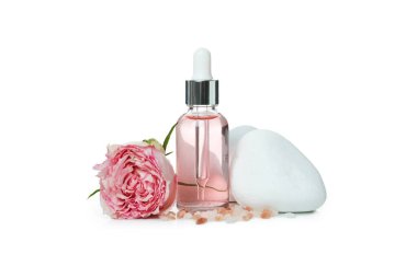 Beyaz arkaplanda izole gül yağı