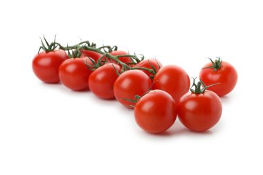 Beyaz arka planda izole edilmiş taze kiraz domatesleri.