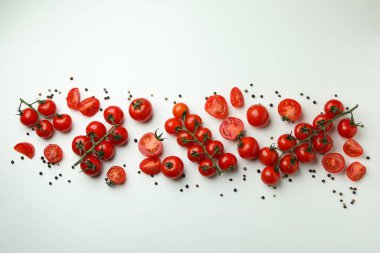 Beyaz arka planda taze vişne domatesi, üst manzara