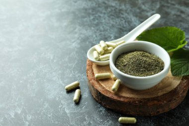 Siyah dumanlı arka planda bitkisel ilaç hapları kavramı, metin için boşluk