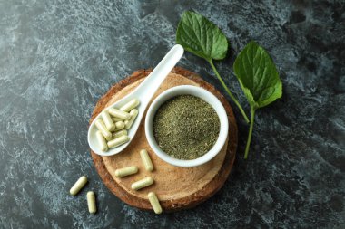 Siyah dumanlı arka planda bitkisel ilaç kavramı, üst görünüm