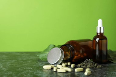 Siyah Smokey masasında bitkisel ilaç hapları kavramı, metin için boşluk