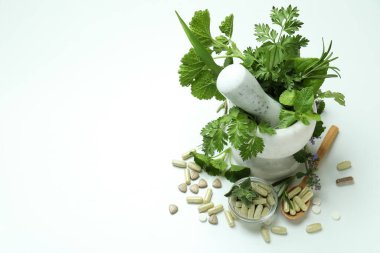 Beyaz arka planda bitkisel ilaç hapları kavramı, metin için boşluk