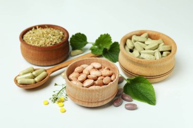 Beyaz arka planda bitkisel ilaç kavramı