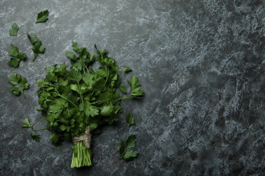 Siyah dumanlı masada taze maydanoz, metin için boşluk