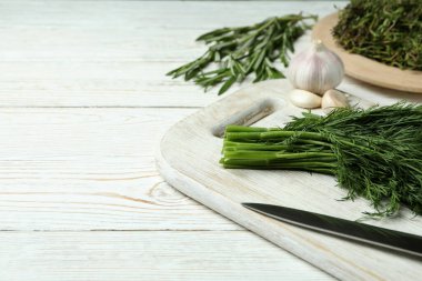 Beyaz ahşap arka planda taze bitkiler, metin için boşluk