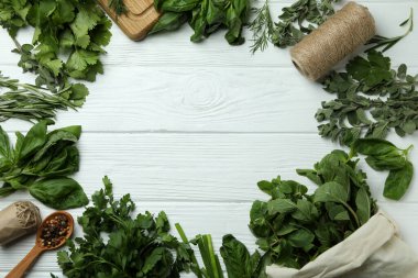 Beyaz ahşap arka planda taze bitkiler, metin için boşluk