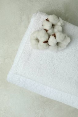 Temiz katlanmış havlular ve desenli bir masa.