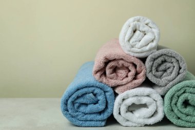 Bej arka planda temiz havlular, metin için boşluk