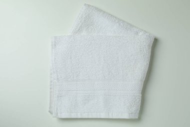 Beyaz arka planda katlanmış temiz havlular, üst görünüm