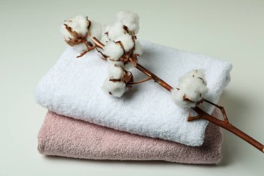 Temiz katlanmış havlular ve beyaz arka planda pamuk