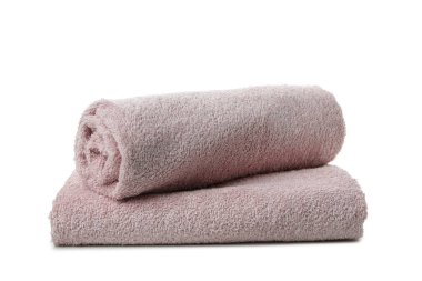 Katlanmış temiz havlular beyaz arkaplanda izole edilmiş