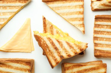 Beyaz arka planda peynirli ızgara sandviç.