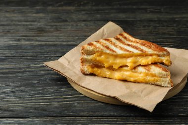 Tahta masada ızgara sandviçli bir pano.