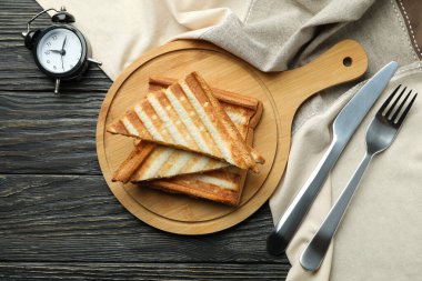 Ahşap arka planda ızgara sandviçli lezzetli kahvaltı kavramı