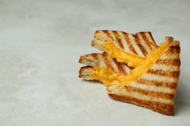 Beyaz desenli arka planda ızgara sandviç, metin için boşluk