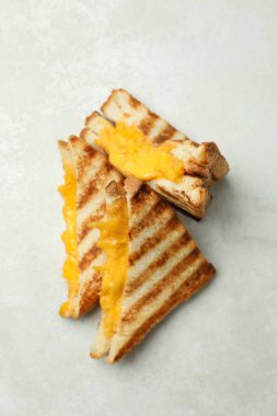 Beyaz desenli arka planda ızgara sandviç, üst manzara.