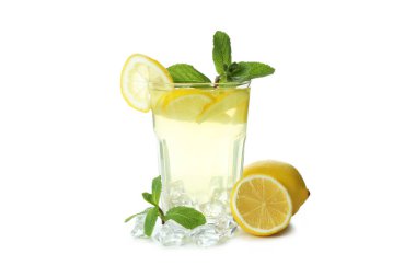 Beyaz arkaplanda izole edilmiş bir bardak limonata.