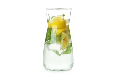 Beyaz arkaplanda izole edilmiş bir sürahi limonata.