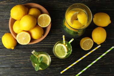 Tahta masada limonata ile taze yaz içeceği kavramı