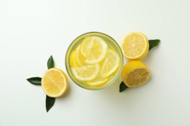 Beyaz arka planda bir bardak limonata ve limonata.